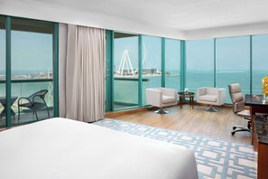 Suite panorámica, 1 cama King size, vista al mar | Área de sala de estar | Televisión LCD de 55 pulgadas con canales por cable y televisión 