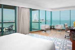Suite Panoramique, 1 très grand lit, vue mer | Coin séjour | Télévision LCD de 55 pouces avec chaînes par câble, télévision