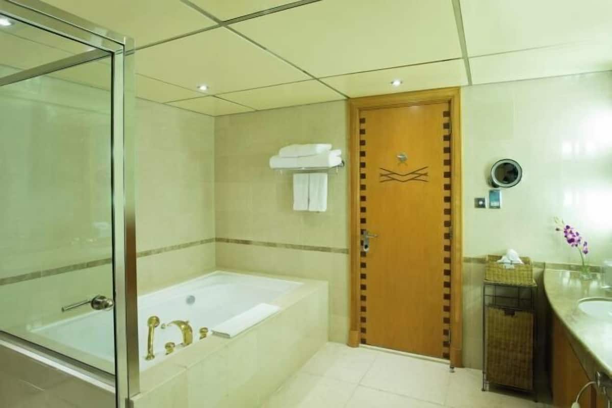 Bathroom | Free toiletries, hair dryer, bathrobes, towels