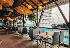 9 restaurants, breakfast, lunch, dinner served; Italian cuisine - Hilton Dubai Jumeirah (Dubai)