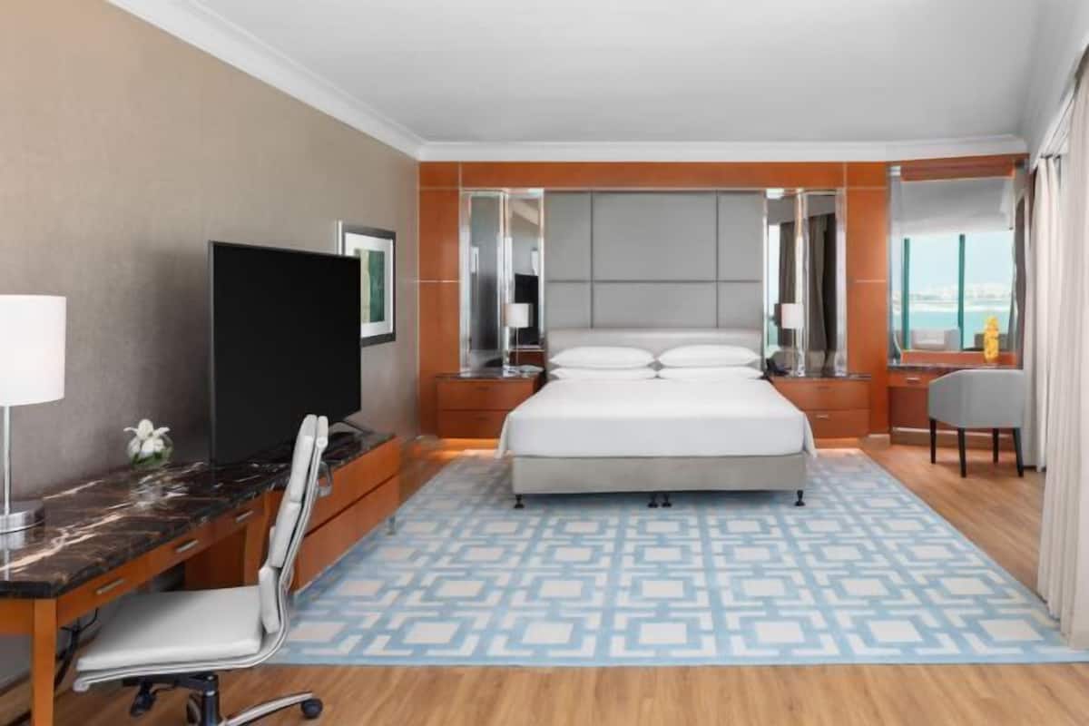 1 bedroom, premium bedding, minibar, in-room safe