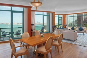 ロイヤル スイート シービュー | リビング エリア | 55 インチの液晶テレビ (ケーブル放送視聴可)、テレビ