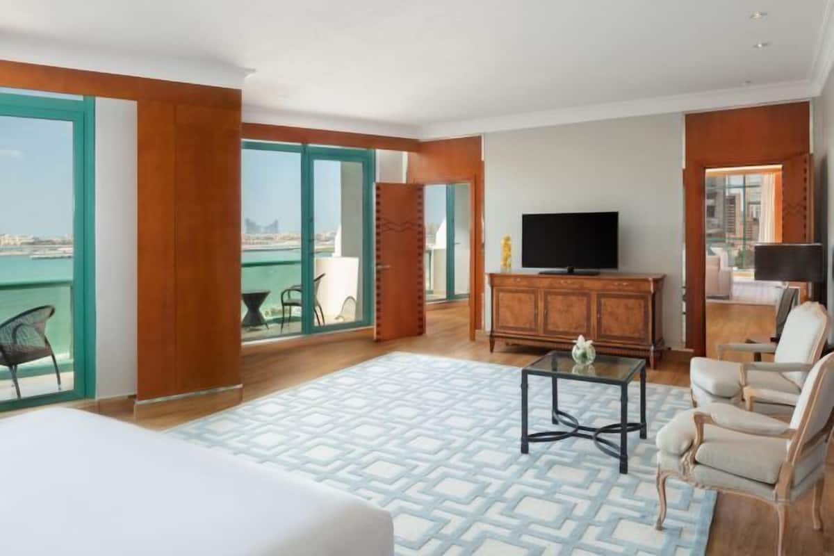 1 bedroom, premium bedding, minibar, in-room safe