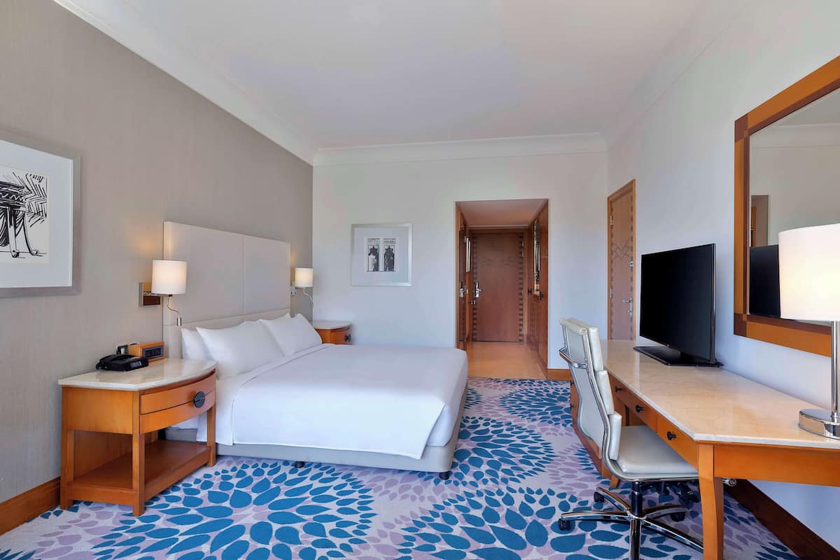 Deluxe Room, 1 King Bed, Accessible | 1 bedroom, premium bedding, minibar, in-room safe