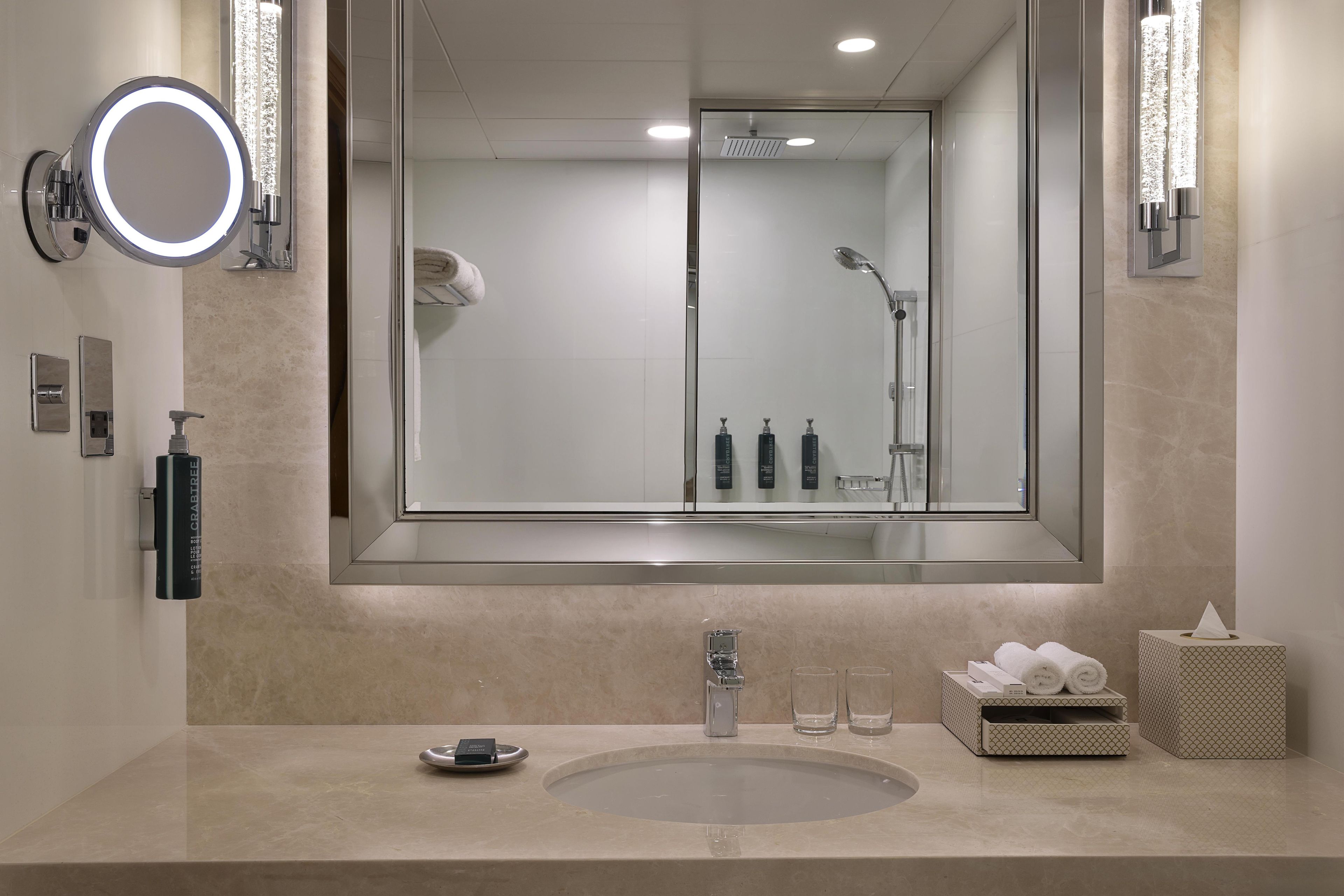 Badkamer met douche