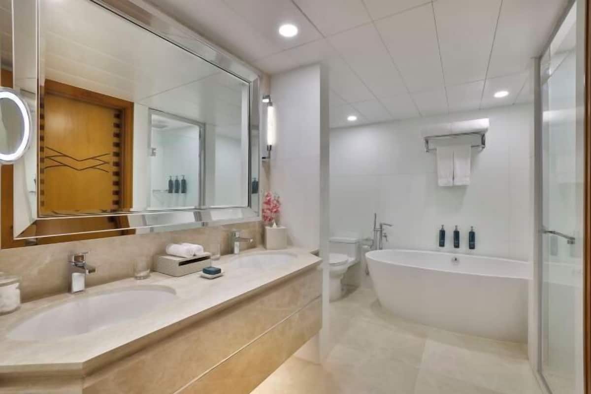 Bathroom | Free toiletries, hair dryer, bathrobes, towels
