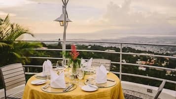 Café da manhã, almoço e jantar; local e internacional