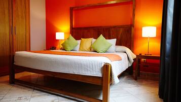 Habitación junior, vistas al jardín (Executive) | Caja fuerte, escritorio, tabla de planchar con plancha y cunas gratuitas