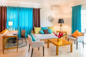 Junior Room, Garden View (Executive) | Living area | Flat-screen TV