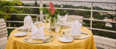 Breakfast, lunch, dinner served; local and international cuisine