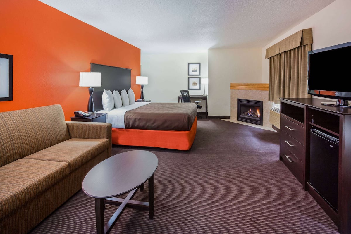 Desk, iron/ironing board, free WiFi, bed sheets