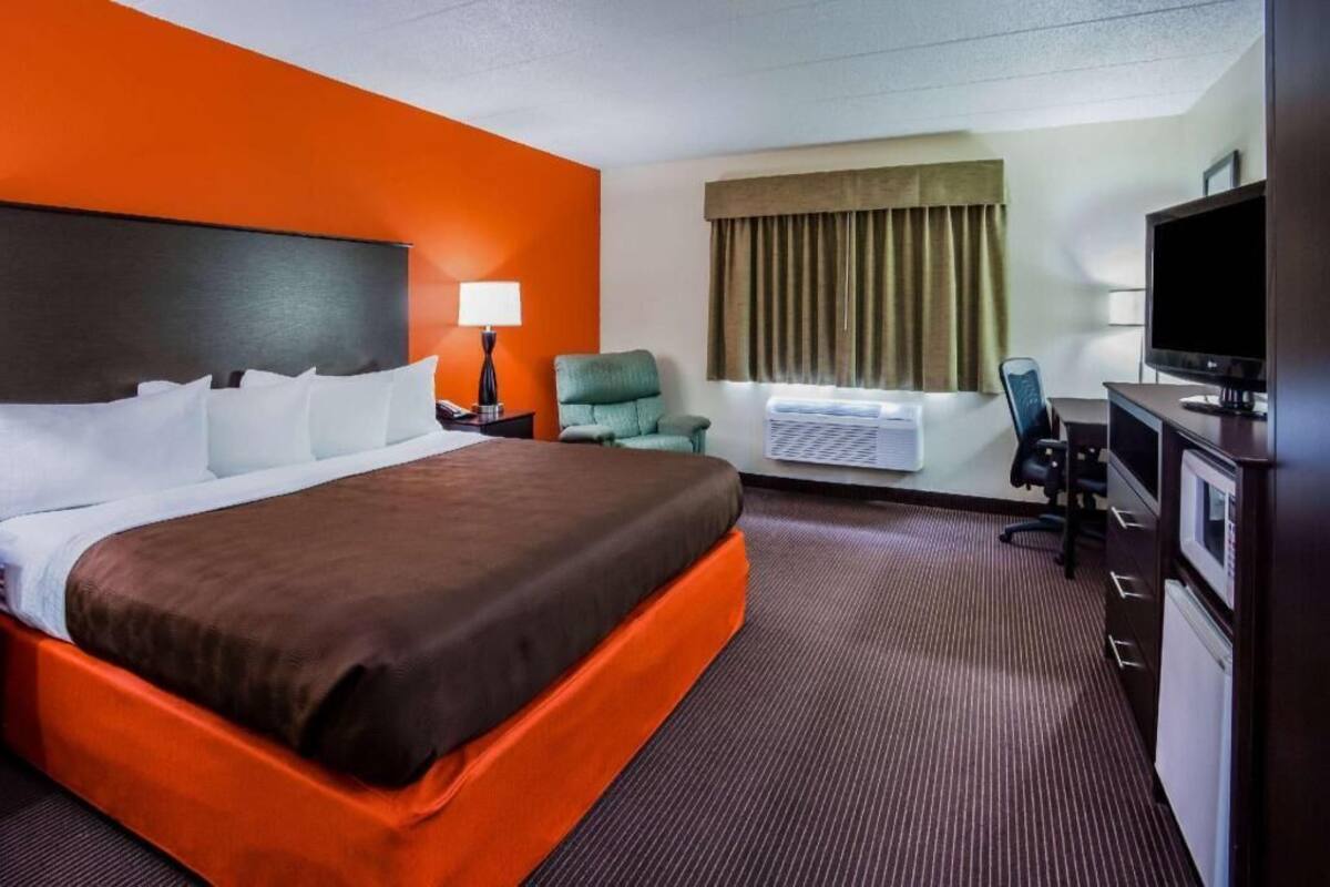 Desk, iron/ironing board, free WiFi, bed sheets