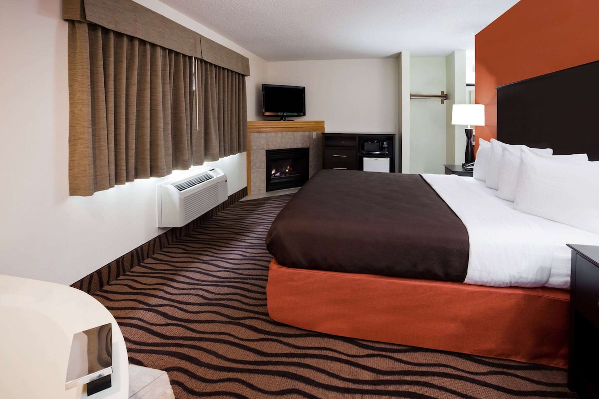 Desk, iron/ironing board, free WiFi, bed sheets