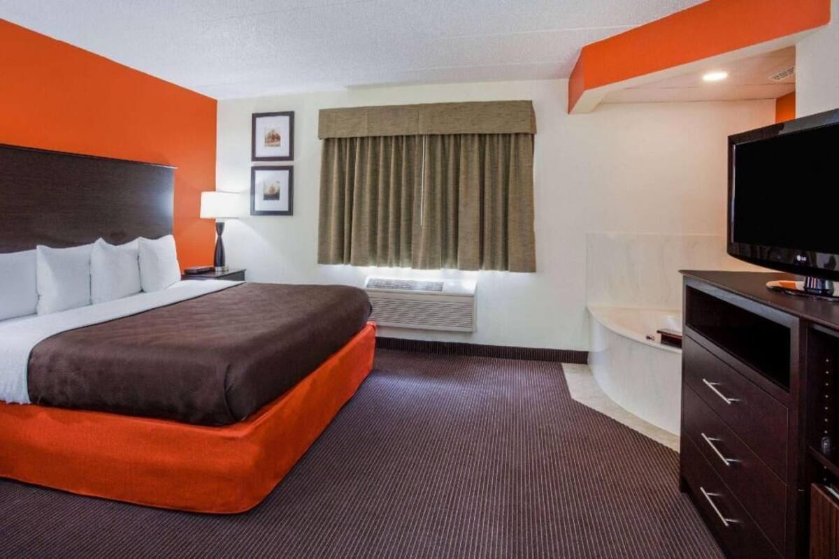 Desk, iron/ironing board, free WiFi, bed sheets