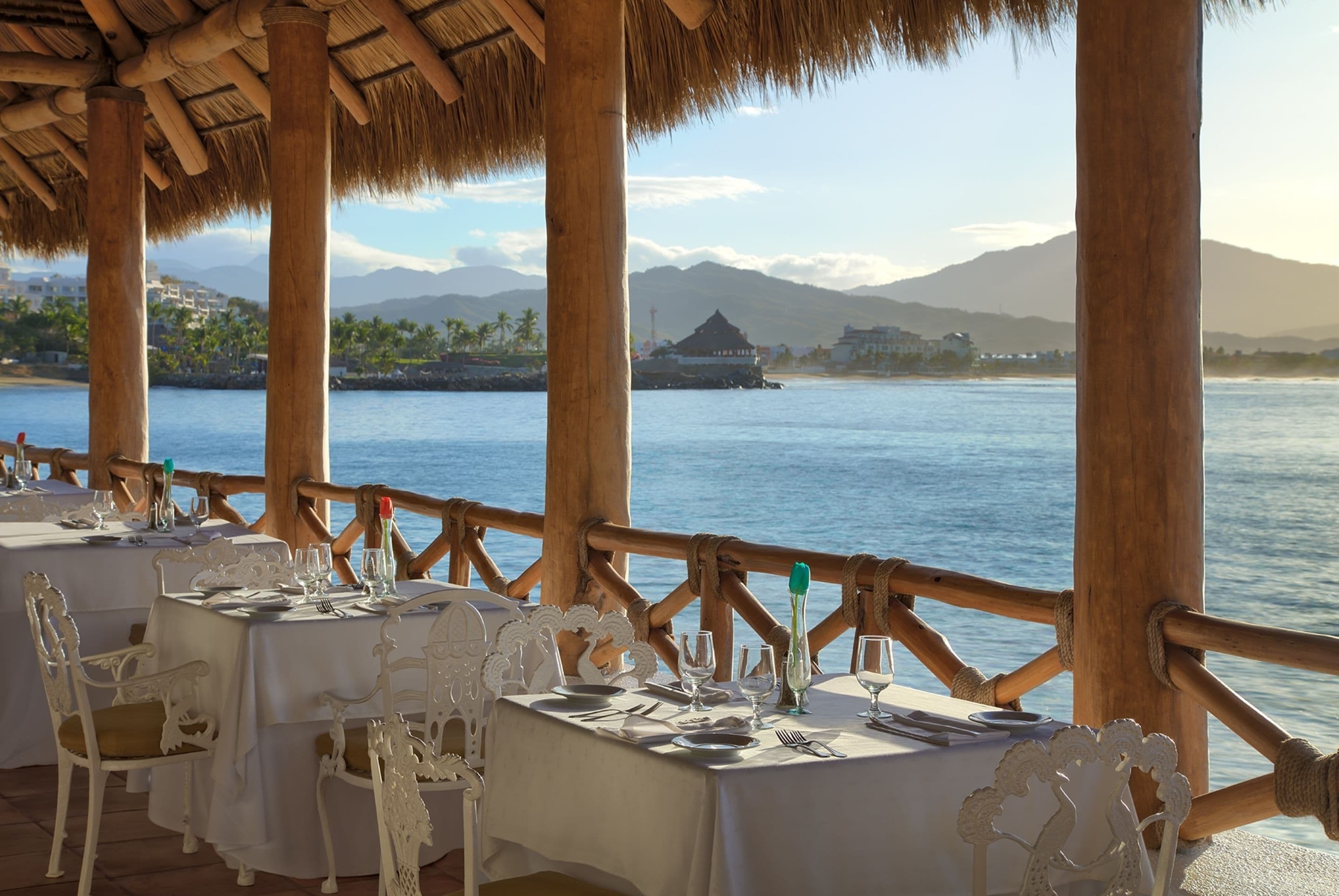 3 restaurants, breakfast, lunch, dinner served; international cuisine