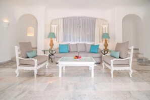 Minibar, safe på rommet, skrivebord og blendingsgardiner