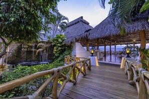 3 restaurants, breakfast, lunch, dinner served; international cuisine - Las Hadas By Brisas (Manzanillo)