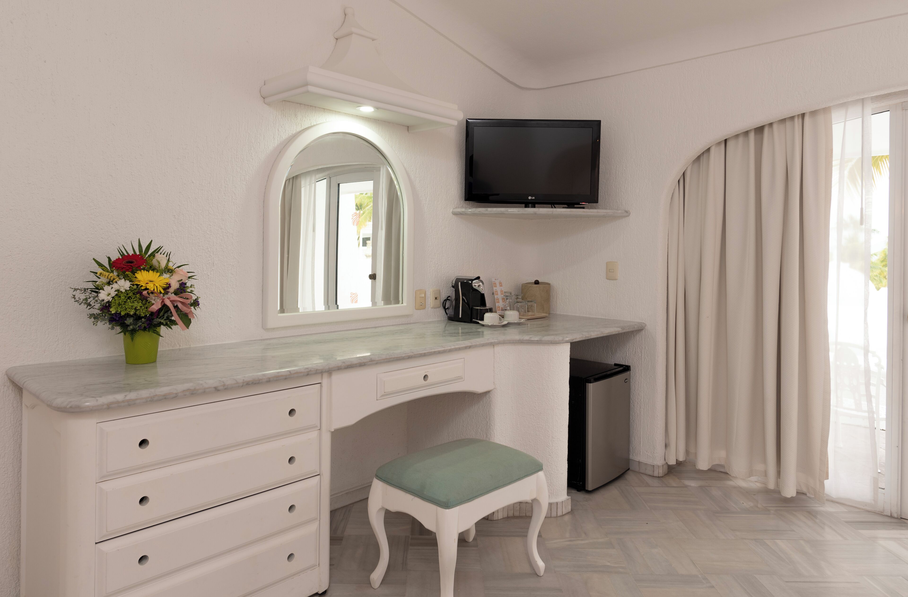 deluxe double room | minibar, in-room safe, desk, blackout curtains