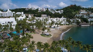 Beach nearby - Las Hadas By Brisas (Manzanillo)