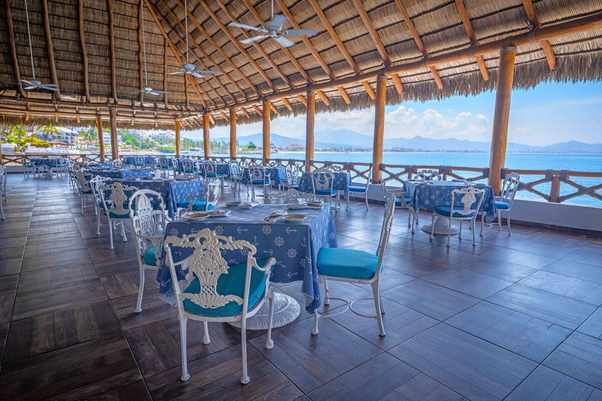 3 restaurants, breakfast, lunch, dinner served; international cuisine
