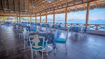 3 restaurantes, se sirven desayunos, comidas y cocina internacional