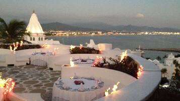 3 restaurants, breakfast, lunch, dinner served; international cuisine