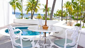 Minibar, caja fuerte, escritorio y cortinas opacas