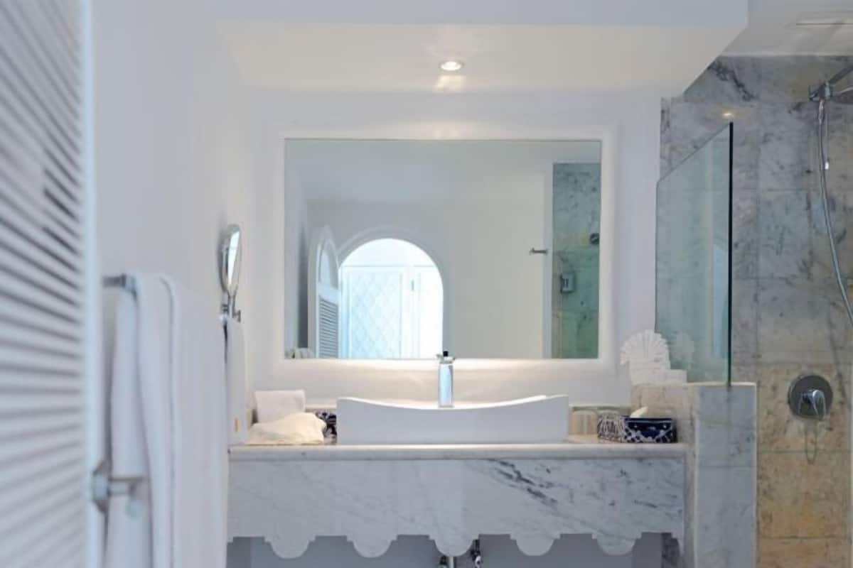 Baño | Regadera, secadora de cabello, toallas