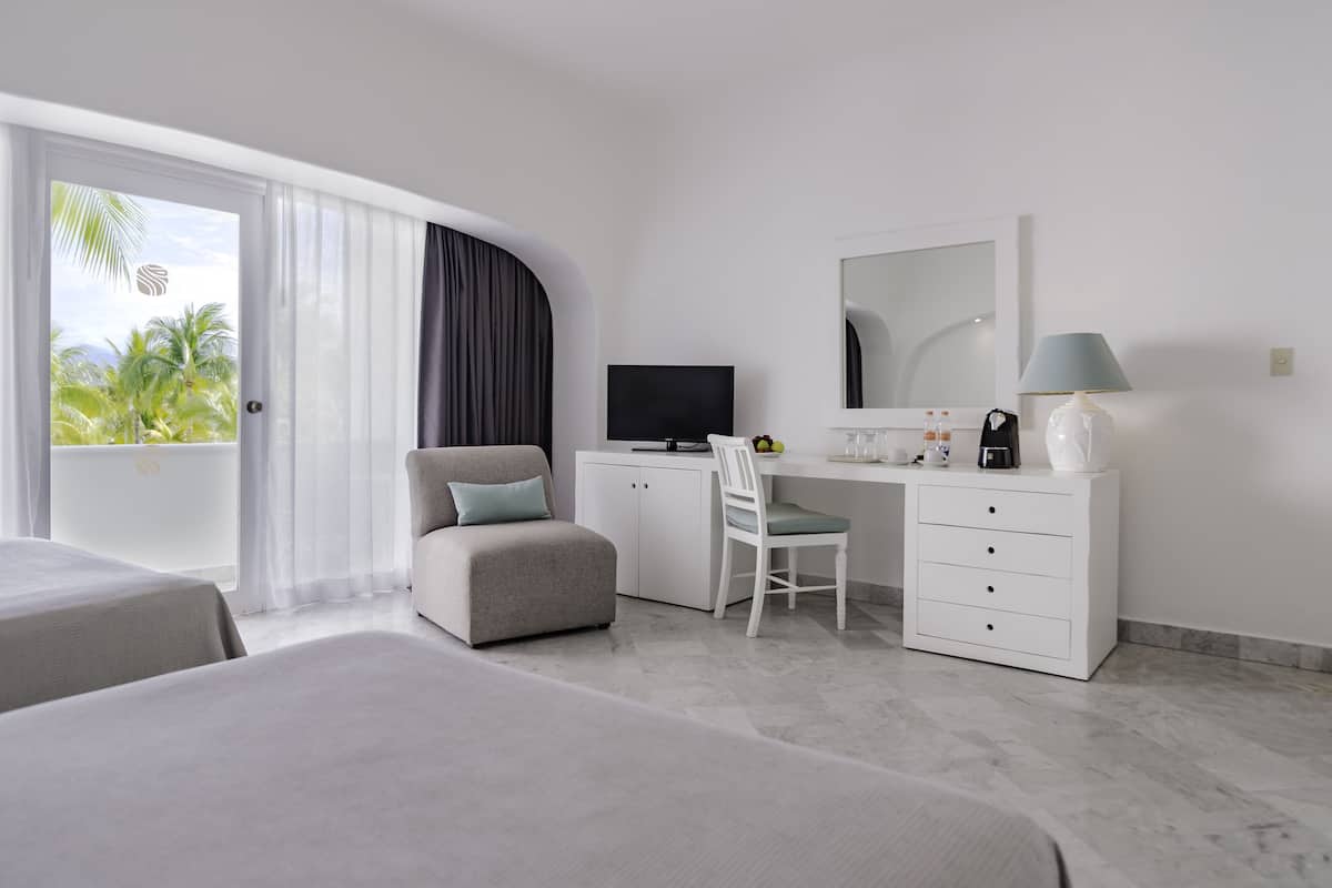 Minibar, caja de seguridad en la habitación y escritorio