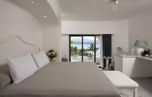 Minibar, safe på rommet, skrivebord og blendingsgardiner