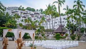 Indoor wedding - Las Hadas By Brisas (Manzanillo)