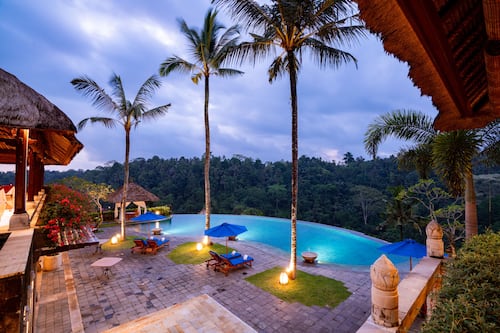 Alberca al aire libre, sombrillas en la alberca y camastros