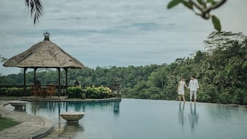 Piscine extérieure, parasols de plage, chaises longues