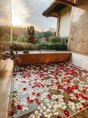Biệt thự, 1 phòng ngủ, hồ bơi riêng (Srikandi Pool Villa) | Phòng tắm | Bồn tắm và buồng tắm vòi sen riêng, vòi sen phun mưa 