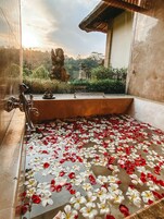Villa, 1 habitación, piscina privada (Srikandi Pool Villa) | Baño | Bañera y ducha independientes y cabezal de ducha tipo lluvia