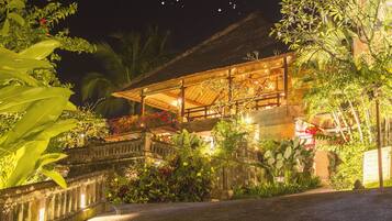 2 restaurants, dinner served