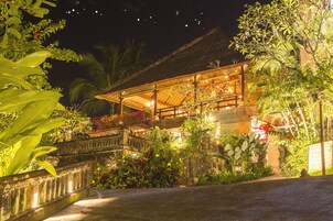 2 restaurantes, se sirve cena 