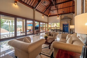 Larasati 4 Bedrooms Villa, Private Pool | منطقة المعيشة | تلفزيون بحجم 29-بوصة يعرض قنوات فضائية، مدفأة، مشغل دي في دي