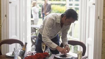 2 restaurants; ze serveren er ontbijt, lunch, diner en brunch