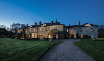 Fachada da propriedade à noite