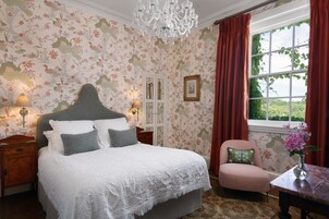 Quarto casal standard | Roupas de cama premium, camas com colchões pillow-top, escrivaninha