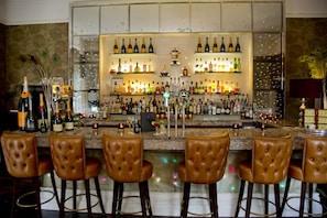 2 bars/lounges, pub