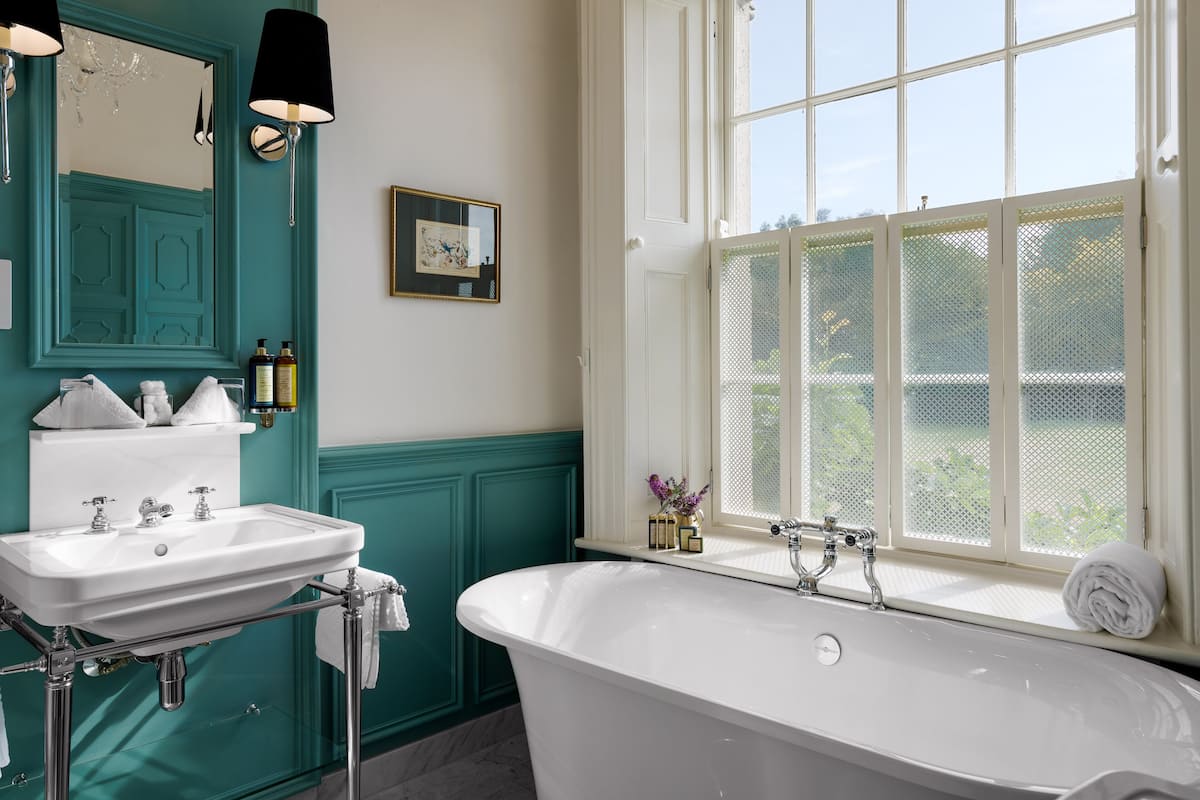 deluxe double room | deep-soaking bathtub