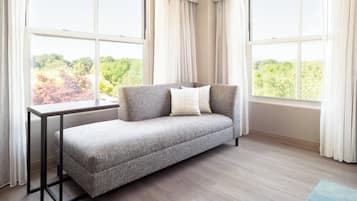 Colchones con pillow-top y caja de seguridad en la habitación