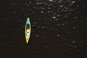 A kayak on a body of water. - Seminaris Sunday See Hotel Potsdam (Potsdam)