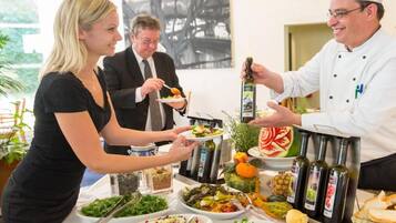 Ein reichhaltiges Buffet mit verschiedenen Speisen und einem Koch, der das Essen anbietet.