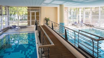 Inomhuspool och solstolar