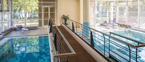 Indoor pool, sun loungers