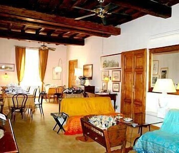 Daily continental breakfast (EUR 10 per person)