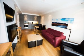 Suite | Pillowtop beds, iron/ironing board, free WiFi, bed sheets